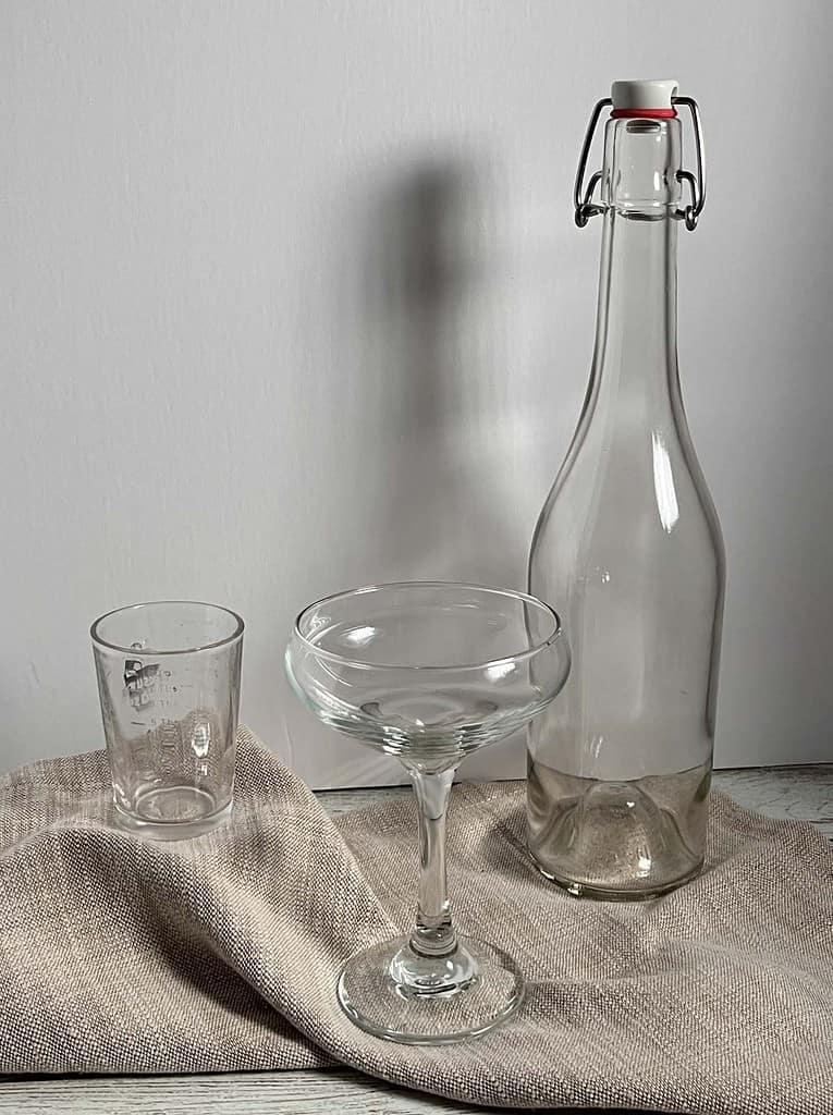 Clear Measuring glass for mixing cocktails, Coupe glass and sealable Burgundy-shaped clear bottle